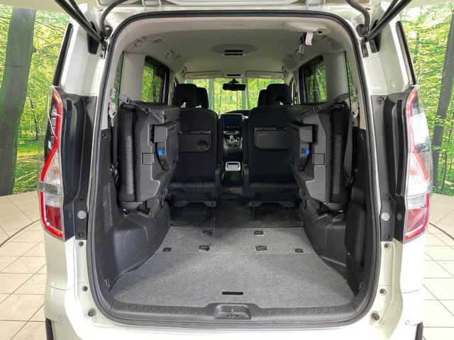 ���i�̂���������ʋ΁A���}���ɏ\���ȉ׎��X�y�[�X���m�ۂ��Ă���܂��B�Z�J���h�V�[�g��|���ƁA�傫�ȉו��̐ύڂ��\�ł���