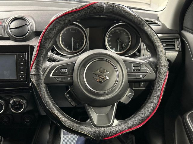 �C���e���A�ɍ��킹���f�U�C���̃X�e�A�����O�́A�^�]�������̂��Ƃ��l���A�^�]���₷���`��A�傫���ł��B�����x�A���ۂɐG���Ă��m���߂��������B