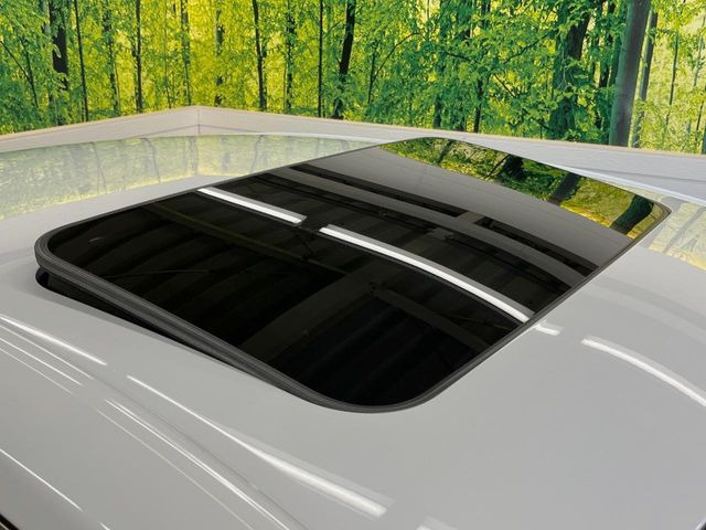 【ムーンルーフ】開放感たっぷりの希少装備、ムーンルーフが装着されています!車内に明かりを取り入れたり景色を楽しむ以外にも、車内の空気も簡単に換気できて快適です!