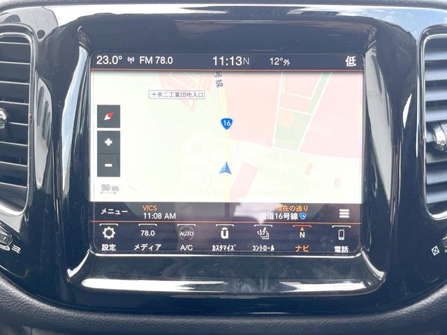 ��JEEP�����i�r:��̊��̂���i�r�́A����������ԓ������o���Ă���܂��BBluetooth�Đ��ȂǃI�[�f�B�I�@�\���[�����Ă���܂��̂ŁA�^�]�����y���߂܂���