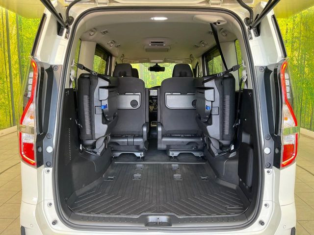 普段のお買い物や通勤、送迎等に十分な荷室スペースを確保しております。セカンドシートを倒すと、大きな荷物の積載も可能です♪