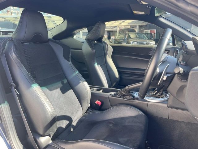 【ハーフレザーシート】高級感と座り心地を両立した人気のシート♪背面・座面はスエード調となっており、肌触りや滑りにくさに優れています。気温や服装に左右されず快適にお乗りいただけます。