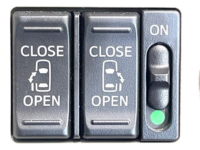 【両側パワースライドドア】スマートキーや運転席のスイッチで後席両側スライドドアの開閉が可能♪電動だから力を入れてドアを開ける必要が無く、小さなお子様でも簡単に開け閉めでき快適です♪