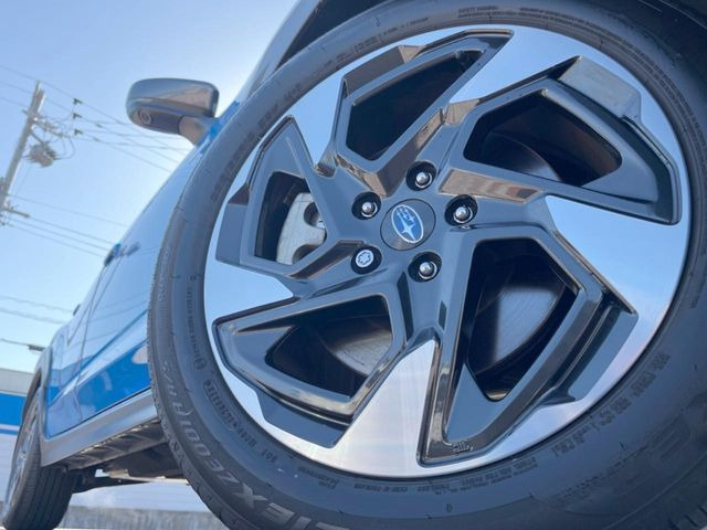 【純正18インチアルミホイール】外観にマッチした純正アルミホイールを装着しております。各種社外アルミホイールや、スタッドレスタイヤも取扱いしております。是非ご相談ください♪
