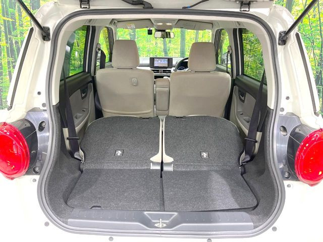 普段のお買い物や通勤、送迎等に十分な荷室スペースを確保しております。セカンドシートを倒すと、大きな荷物の積載も可能です♪