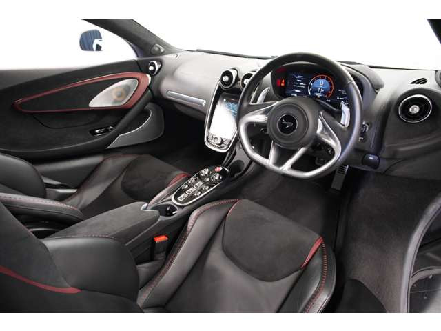 ���C�g�E�G�C�g�X�|�[�c�p�b�N�����ԁB�X�|�[�c�G�L�]�[�X�g���}�N���[����V8�c�C���^�[�{�̃T�E���h�����h���I�ɉ��o���A�h���C�u�̍��g�������߂܂��B�����ځE���Ƃ��ɖ����x�̍����d�l�ł��B