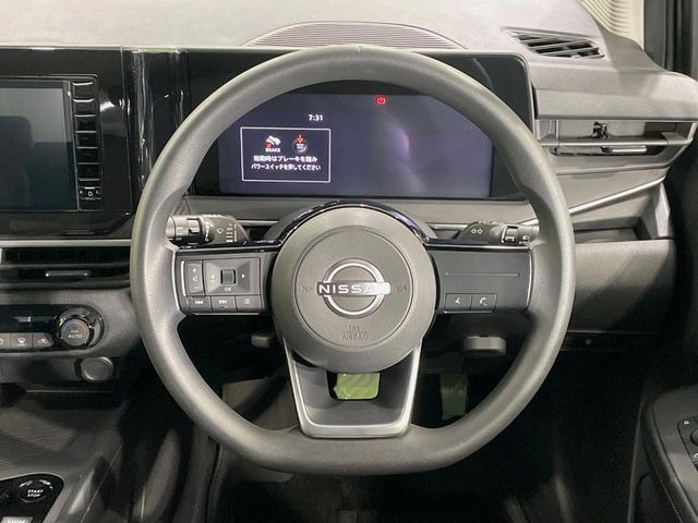 �C���e���A�ɍ��킹���f�U�C���̃X�e�A�����O�́A�^�]�������̂��Ƃ��l���A�^�]���₷���`��A�傫���ł��B�����x�A���ۂɐG���Ă��m���߂��������B