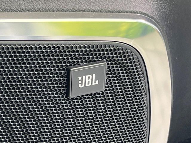 �yJBL�T�E���h�V�X�e���z���[�J�[�I�v�V�����̍��i�ʃT�E���h�V�X�e���𓋍ځB��p�̃`���[�j���O���{���ꂽ�召�l�X�ȃX�s�[�J�[����ǎ��ȃT�E���h���t�ł��A�Տꊴ���ӂ�鉹����Ԃ����o���܂��B