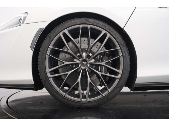 GT���f����p�̃T�X�y���V�����Z�b�e�B���O�ɂ��A�X�|�[�c�J�[�Ȃ�����K�ȏ��S�n�������B�������h���C�u�ł����ɂ����d�l�ł��B