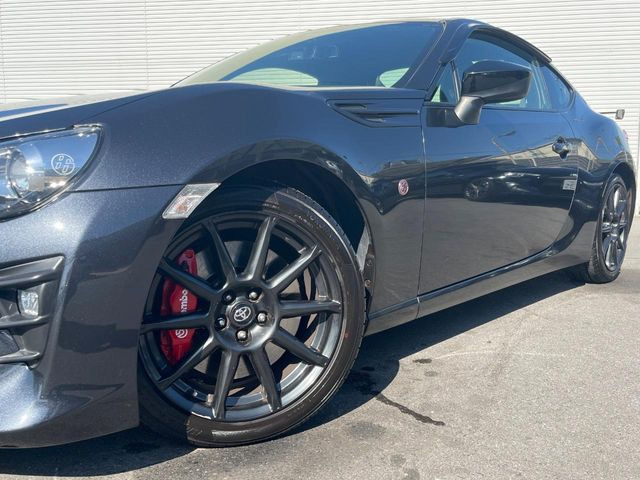 【純正17インチアルミホイール】純正オプションホイールを装着。走行性能の向上に加え、外観もよりスタイリッシュになっています。