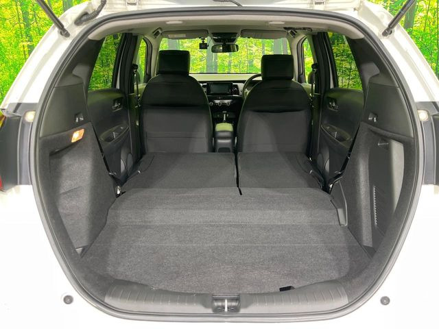 ���i�̂���������ʋ΁A���}���ɏ\���ȉ׎��X�y�[�X���m�ۂ��Ă���܂��B�Z�J���h�V�[�g��|���ƁA�傫�ȉו��̐ύڂ��\�ł���