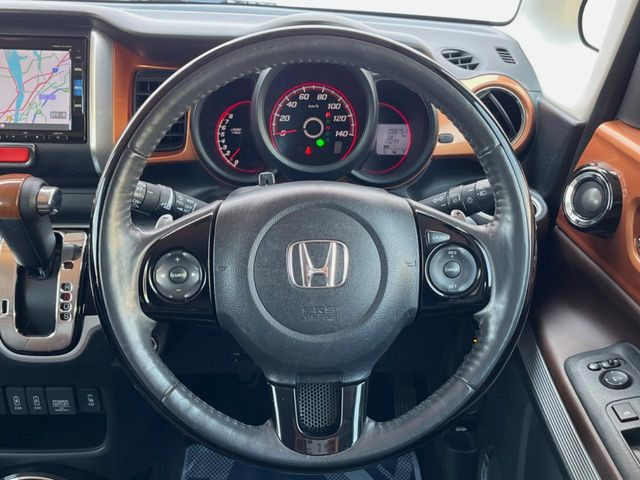 �y�����v�����X�e�A�����O�z�㎿�Ȋv���g�p���邱�ƂŁA��ɂ����������݂ƂĂ��^�]���₷���n���h���ł���