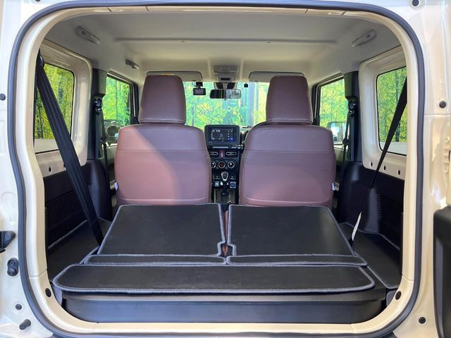 ���i�̂���������ʋ΁A���}���ɏ\���ȉ׎��X�y�[�X���m�ۂ��Ă���܂��B�Z�J���h�V�[�g��|���ƁA�傫�ȉו��̐ύڂ��\�ł���