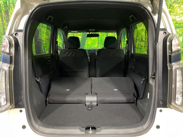 ���i�̂���������ʋ΁A���}���ɏ\���ȉ׎��X�y�[�X���m�ۂ��Ă���܂��B�Z�J���h�V�[�g��|���ƁA�傫�ȉו��̐ύڂ��\�ł���