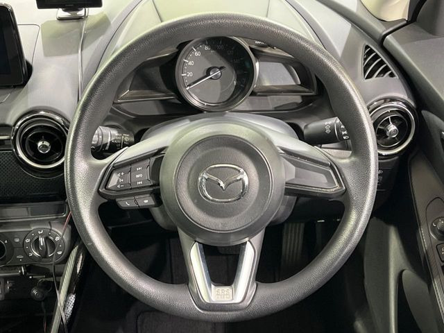 �C���e���A�ɍ��킹���f�U�C���̃X�e�A�����O�́A�^�]�������̂��Ƃ��l���A�^�]���₷���`��A�傫���ł��B�����x�A���ۂɐG���Ă��m���߂��������B