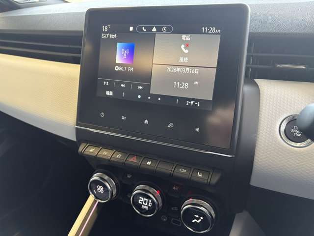 �G�N�X�e���A�́A�Ȑ��݂̂Ńf�U�C�����ꂽ��ヂ�f���̊��\�I�Ń_�C�i�~�b�N�ȃt�H�������p�����Ȃ���A�V���ɒ��������ʓI�Ɏ�����邱�ƂŁA��������_�C�i�~�Y���A�X�|�[�e�B����\�������B