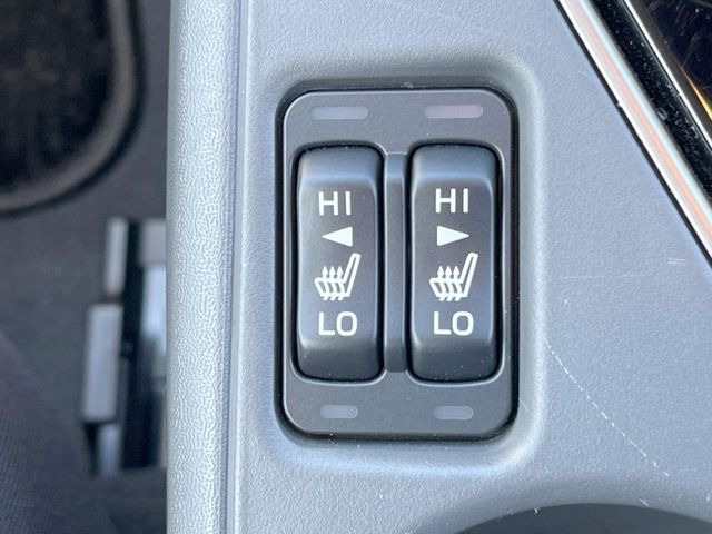 【シートヒーター】寒い日に重宝するシートヒーター!エアコンより早く温まってくれるので寒がりの人も安心ですね♪エアコンの温風は乾燥するから苦手、という方にもをおすすめです。