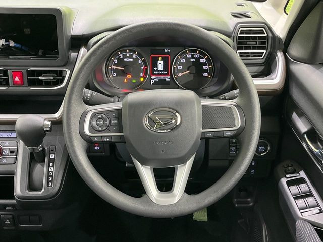 �C���e���A�ɍ��킹���f�U�C���̃X�e�A�����O�́A�^�]�������̂��Ƃ��l���A�^�]���₷���`��A�傫���ł��B�����x�A���ۂɐG���Ă��m���߂��������B