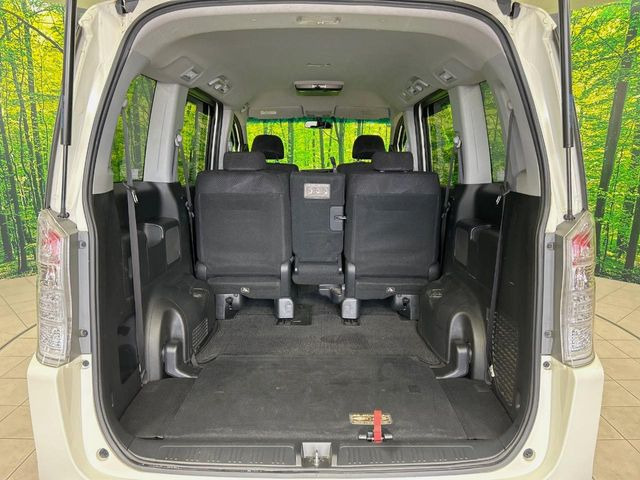 ���i�̂���������ʋ΁A���}���ɏ\���ȉ׎��X�y�[�X���m�ۂ��Ă���܂��B�Z�J���h�V�[�g��|���ƁA�傫�ȉו��̐ύڂ��\�ł���