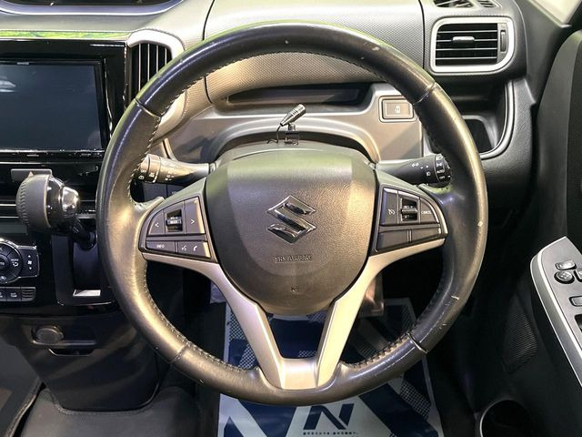 �C���e���A�ɍ��킹���f�U�C���̃X�e�A�����O�́A�^�]�������̂��Ƃ��l���A�^�]���₷���`��A�傫���ł��B�����x�A���ۂɐG���Ă��m���߂��������B