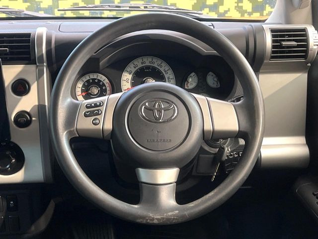 �C���e���A�ɍ��킹���f�U�C���̃X�e�A�����O�́A�^�]�������̂��Ƃ��l���A�^�]���₷���`��A�傫���ł��B�����x�A���ۂɐG���Ă��m���߂��������B