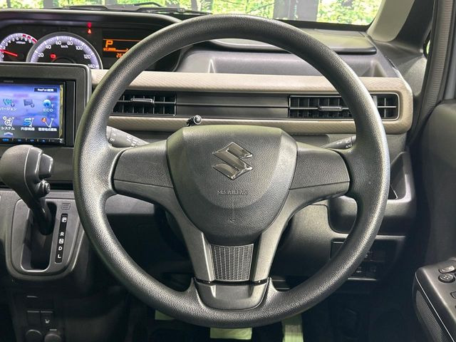 �C���e���A�ɍ��킹���f�U�C���̃X�e�A�����O�́A�^�]�������̂��Ƃ��l���A�^�]���₷���`��A�傫���ł��B�����x�A���ۂɐG���Ă��m���߂��������B