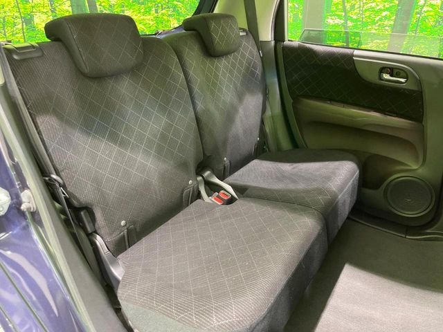 後部座席も気になるようなキズ・汚れやへたり等、大きなダメージはなく、良好な状態です。