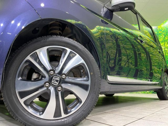 【純正15インチアルミホイール】外観にマッチした純正アルミホイールを装着しております。各種社外アルミホイールや、スタッドレスタイヤも取扱いしております。是非ご相談ください♪
