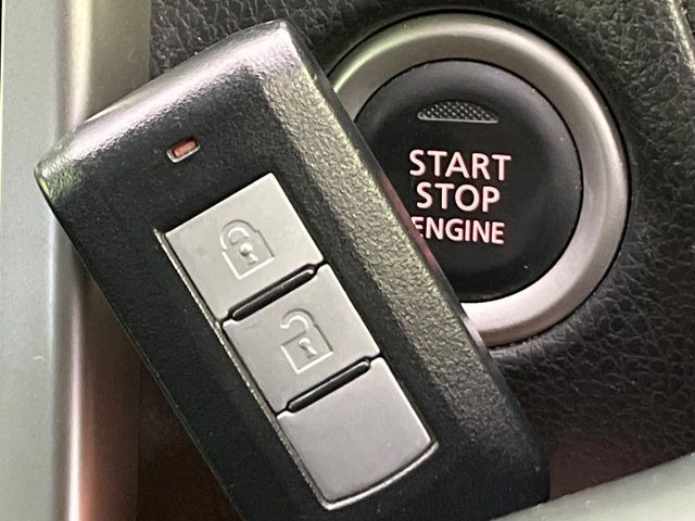 【オペレーションキー】カバンやポケットに入れたままでもドアの施錠・解錠が可能なスマートキーを装備。エンジンのオン・オフ時もカギを取り出す必要が無いからとっても便利です♪