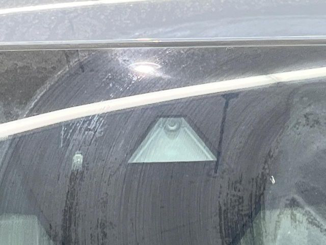 【衝突軽減装置】走行中に前方の車両等を認識し、衝突しそうな時は警報とブレーキで衝突回避と被害軽減をアシスト。より安全にドライブをお楽しみいただけます。