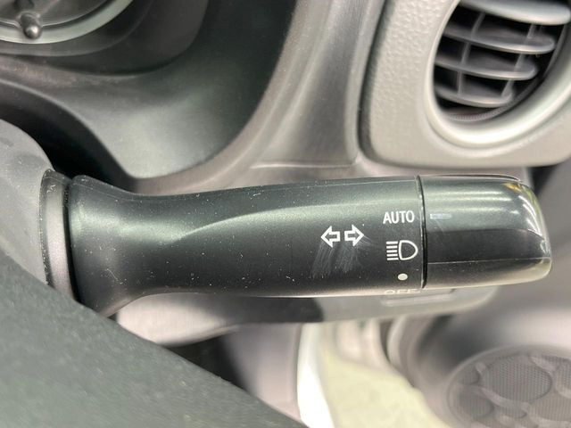 【オートライト】周りの明るさに応じて自動でヘッドライトの点灯・消灯ができる機能です!ライトの付け忘れ・消し忘れなどが無くなり、雨の日や夕方の走行も安心!トンネル通過時も便利ですね♪