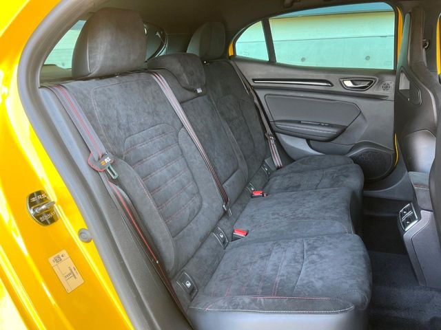 ●後部座席も気になるようなキズ・汚れやへたり等、大きなダメージはなく、良好な状態です。