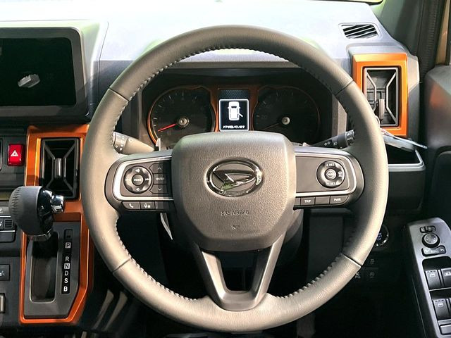 �C���e���A�ɍ��킹���f�U�C���̃X�e�A�����O�́A�^�]�������̂��Ƃ��l���A�^�]���₷���`��A�傫���ł��B�����x�A���ۂɐG���Ă��m���߂��������B