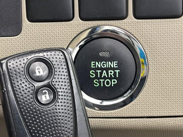 �y�L�[�t���[�V�X�e���z�J�o����|�P�b�g�ɓ��ꂽ�܂܂ł��h�A�̎{���E�������\�ȃX�}�[�g�L�[�𑕔��B�G���W���̃I���E�I�t�����J�M�����o���K�v����������Ƃ��Ă��֗��ł���