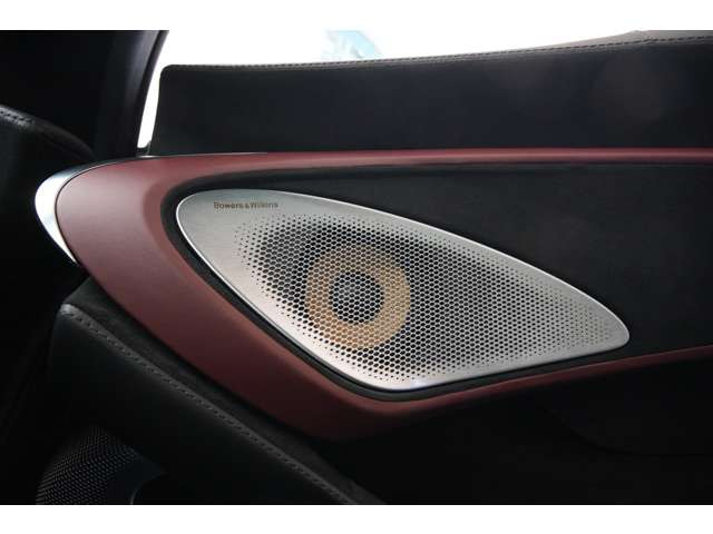 Bowers & Wilkins��12�X�s�[�J�[�I�[�f�B�I�V�X�e���𓋍ځB�������T�E���h�Ŏԓ���Ԃ𖞂����A�����O�h���C�u�ł����y�𑶕��Ɋy���߂�v���~�A���T�E���h�ł��B