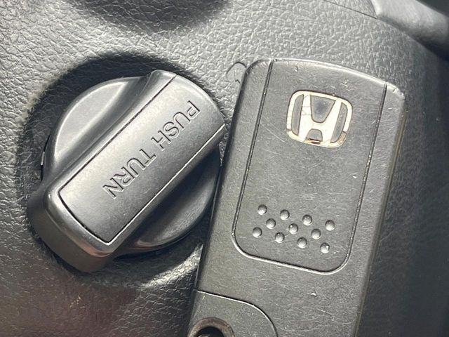 �yHonda�X�}�[�g�L�[�z�J�o����|�P�b�g�ɓ��ꂽ�܂܂ł��h�A�̎{���E�������\�ȃX�}�[�g�L�[�𑕔��B�G���W���̃I���E�I�t�����J�M�����o���K�v����������Ƃ��Ă��֗��ł���