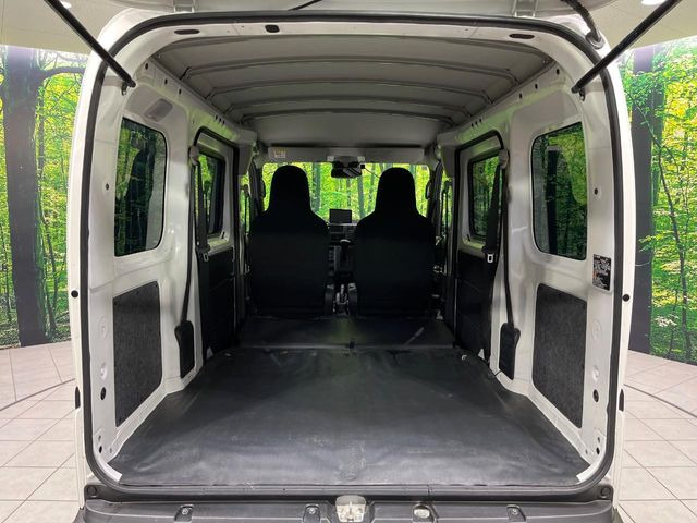 ���i�̂���������ʋ΁A���}���ɏ\���ȉ׎��X�y�[�X���m�ۂ��Ă���܂��B�Z�J���h�V�[�g��|���ƁA�傫�ȉו��̐ύڂ��\�ł���