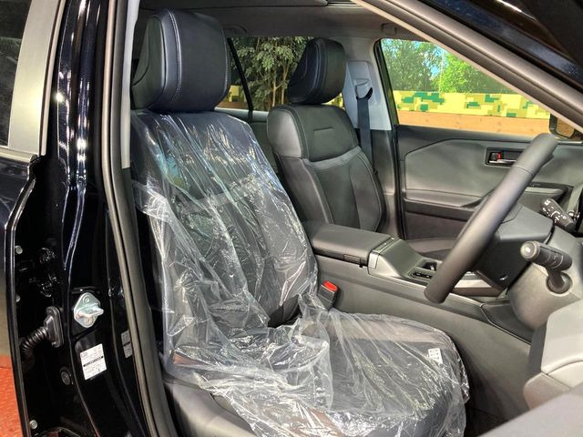 【合皮レザーシート】汚れのふき取りが容易でメンテナンスもが簡単な、機能性に優れる合成皮革を採用した上質なシートです。座り心地もよく、高級感あふれる心地良い車内空間を演出してくれます。