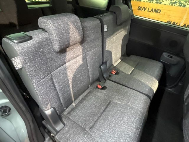 広々とした2列目シートは居住性が高く、居心地も快適!友達や家族とのお出かけにぴったりです。ベビーシートやチャイルドシート使用時も快適にお過ごしいただける十分な空間を確保しています。