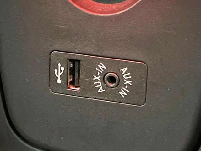 ��USB�EAUX�ڑ�:���莝���̃~���[�W�b�N�v���[���[��ڑ����A�ԓ��ł��C�ɓ���̉��y���C�y�Ɋy���ނ��Ƃ��ł��܂���