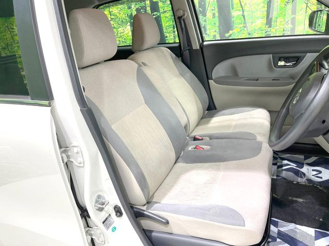 運転席まわりには十分なスペースがあり、大柄な方でもゆったり運転していただける環境です。