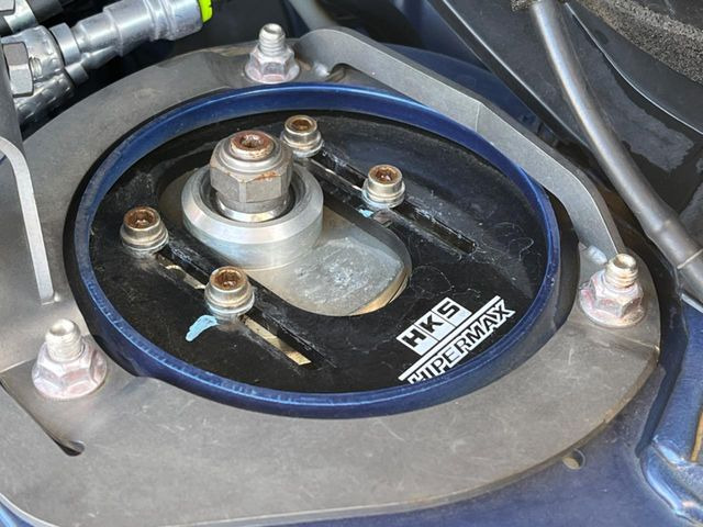 �yHKS�ԍ����z�ԍ����Ⴍ�Ȃ�A�X�^�C���b�V���Ȍ����ڂƂȂ��Ă���܂��B�ԗ��̏d�S�������鎖�ŁA���s���̈��萫�����サ�܂���