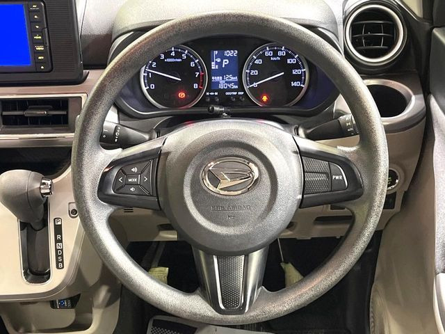 �C���e���A�ɍ��킹���f�U�C���̃X�e�A�����O�́A�^�]�������̂��Ƃ��l���A�^�]���₷���`��A�傫���ł��B�����x�A���ۂɐG���Ă��m���߂��������B