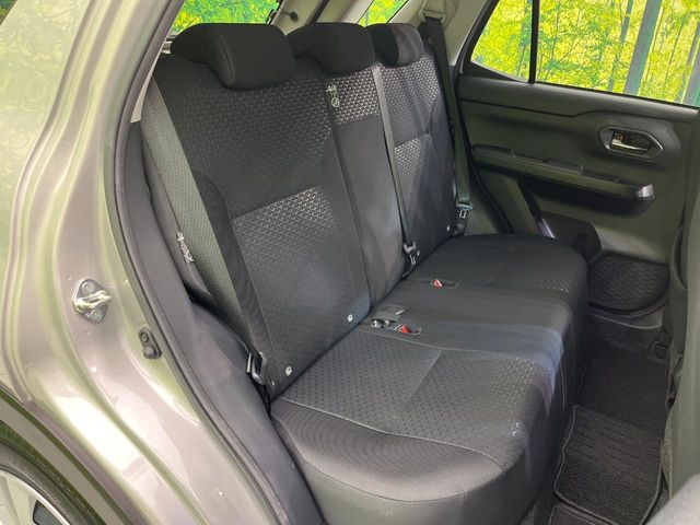 後部座席も気になるようなキズ・汚れやへたり等、大きなダメージはなく、良好な状態です。