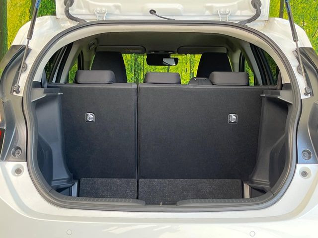 ���i�̂���������ʋ΁A���}���ɏ\���ȉ׎��X�y�[�X���m�ۂ��Ă���܂��B�Z�J���h�V�[�g��|���ƁA�傫�ȉו��̐ύڂ��\�ł���