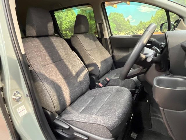 運転席シート廻りは使用感も少なく、良好な状態となっています。前オーナー様が丁寧に使っていたことがよくわかりますね。