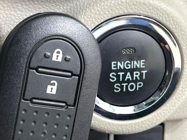 【キーフリーシステム】カバンやポケットに入れたままでもドアの施錠・解錠が可能なスマートキーを装備。エンジンのオン・オフ時もカギを取り出す必要が無いからとっても便利です♪
