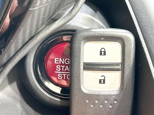 �yHonda�X�}�[�g�L�[�z�J�o����|�P�b�g�ɓ��ꂽ�܂܂ł��h�A�̎{���E�������\�ȃX�}�[�g�L�[�𑕔��B�G���W���̃I���E�I�t�����J�M�����o���K�v����������Ƃ��Ă��֗��ł���