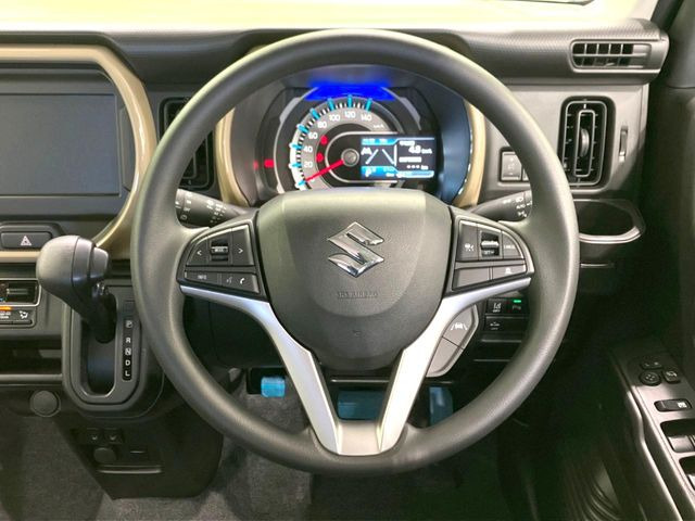 �C���e���A�ɍ��킹���f�U�C���̃X�e�A�����O�́A�^�]�������̂��Ƃ��l���A�^�]���₷���`��A�傫���ł��B�����x�A���ۂɐG���Ă��m���߂��������B