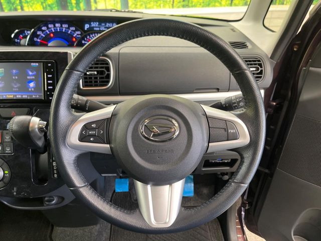 �C���e���A�ɍ��킹���f�U�C���̃X�e�A�����O�́A�^�]�������̂��Ƃ��l���A�^�]���₷���`��A�傫���ł��B�����x�A���ۂɐG���Ă��m���߂��������B